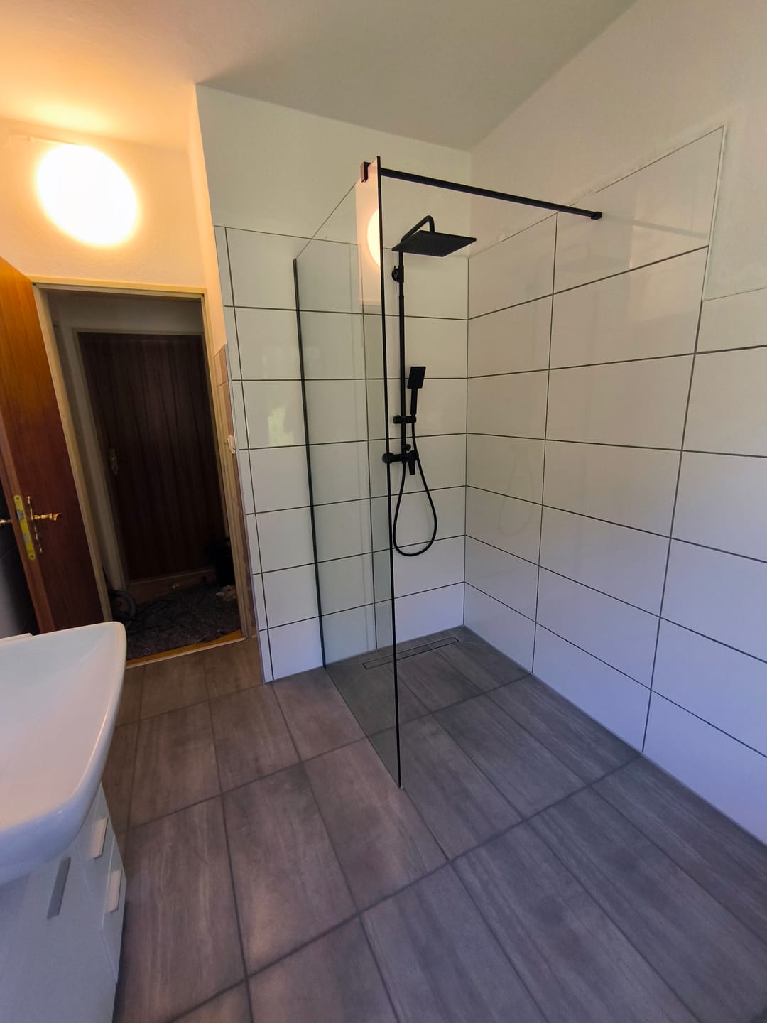 Customer photo review of SONNI Begehbare Dusche Duschabtrennung Duschwand 10mm Schwarz Duschabtrennung Duschkabine Nano ESG 80-140cm