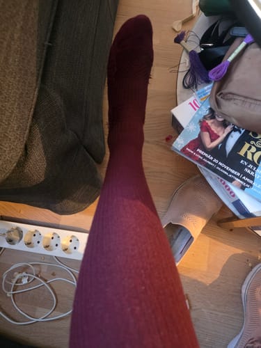 Kundens röda Diasocks stödstrumpa på ett ben.
