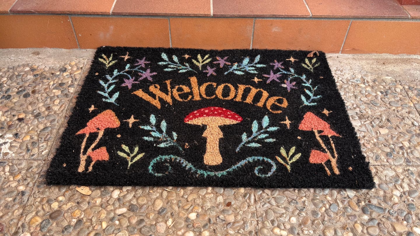 Customer photo review of Witchy Pilz-Fußmatte „Welcome“ – schwarzes Waldmotiv für deinen Eingang