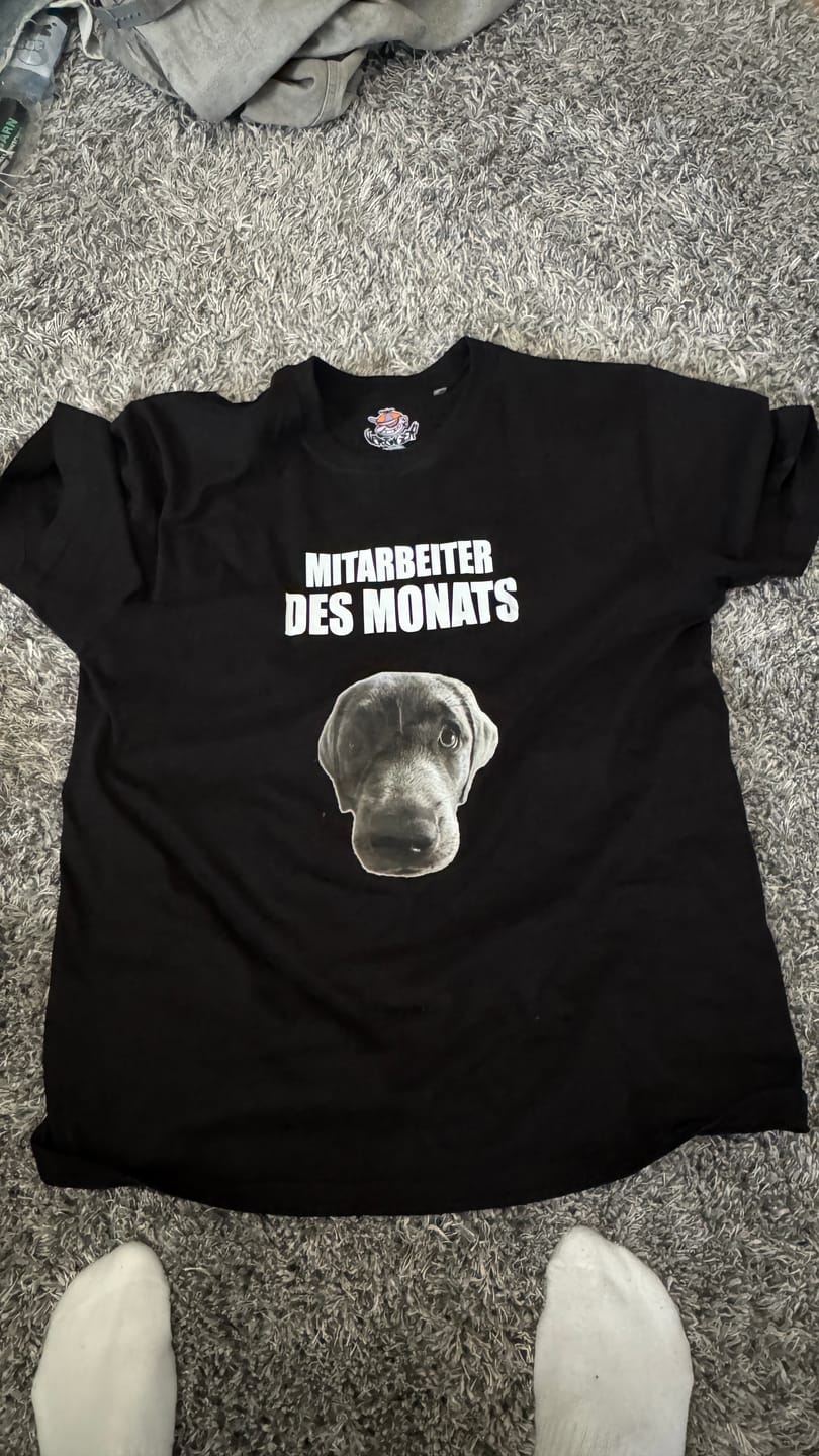 Customer photo review of Mitarbeiter des Monats personalisierbares  T-Shirt