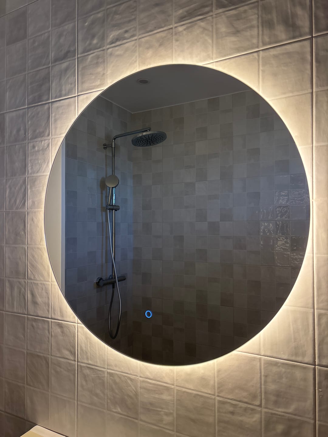 Avis de Michèle C. — Miroir Rond Salle De Bain Led Antibuée 70x70 Genève - Bellori