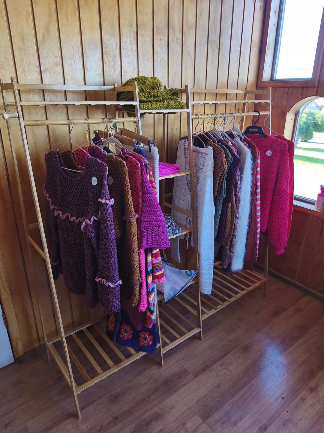 Customer photo review of Perchero Organizador De Madera Colgador Ropa Grande De Bambú
