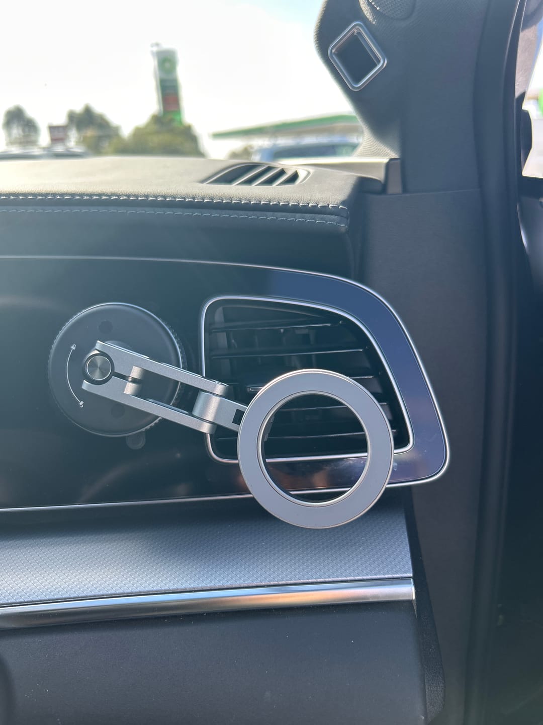 Customer photo review of Rotatable Magnetic Dash Phone Holder