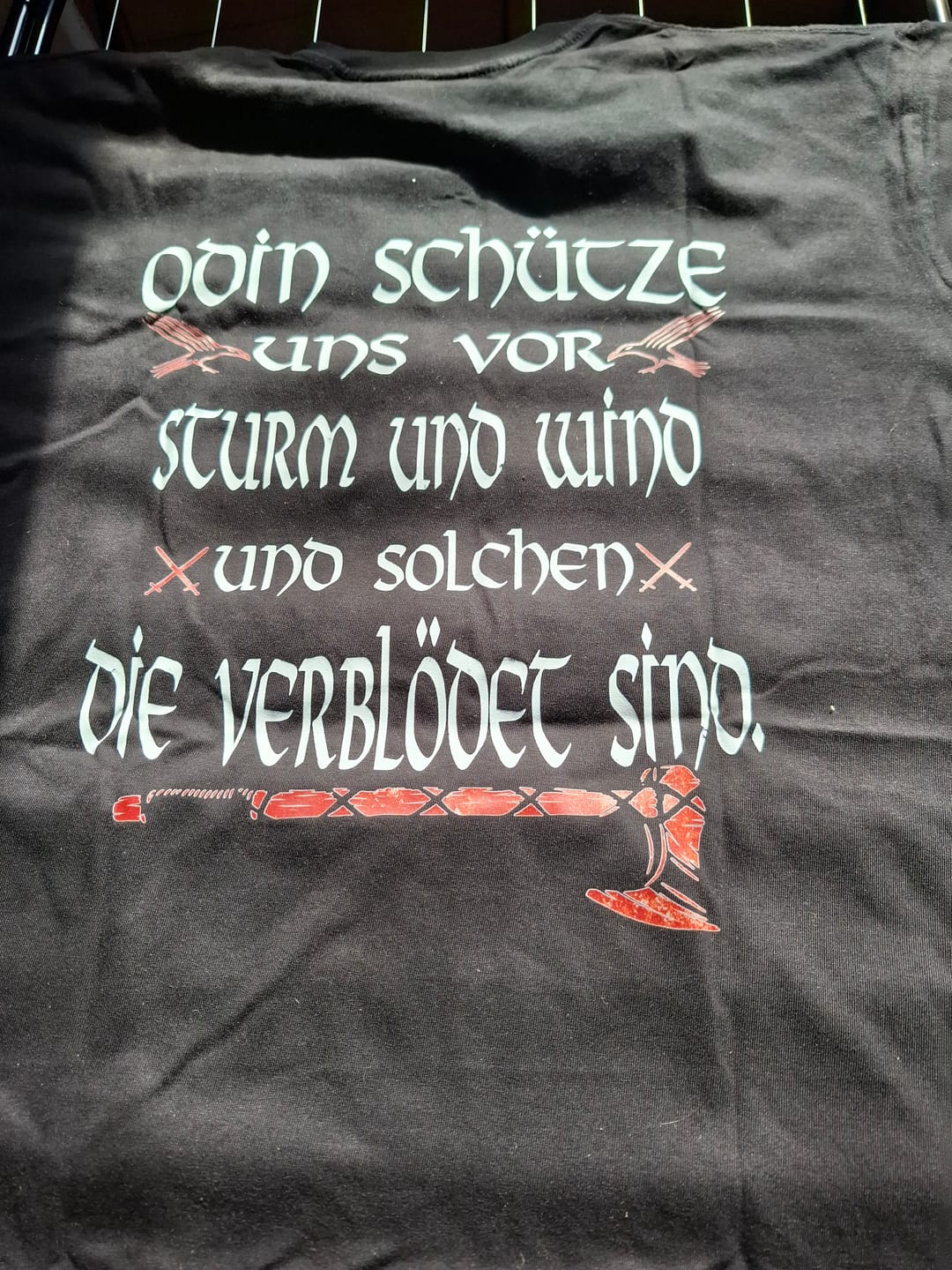 Customer photo review of Wikinger Premiumshirt Backprint Odin schütze uns vor Sturm und Wind.