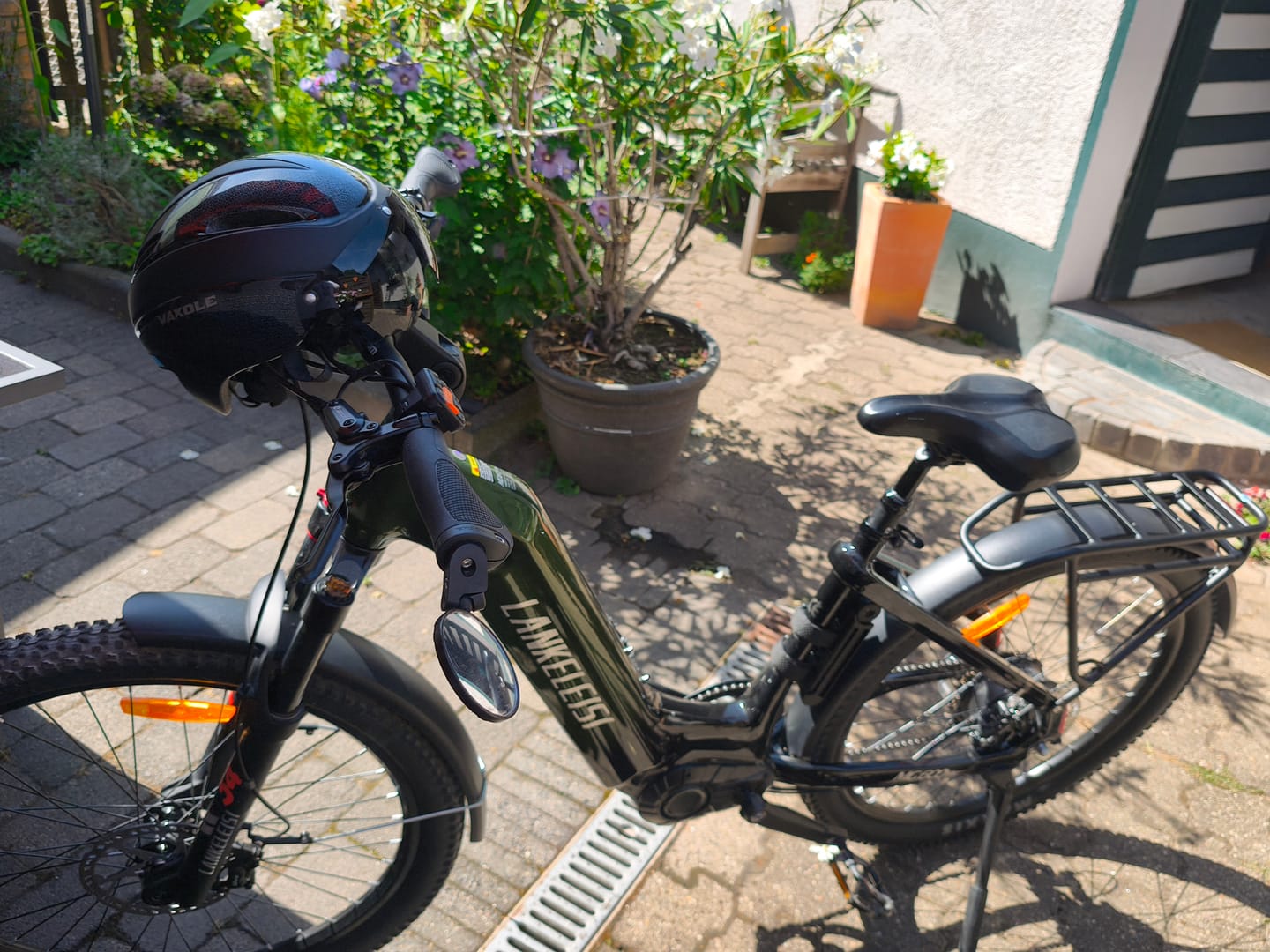 Customer photo review of Vakole Integrally Molded Bicycle Helmet with Magnetic Goggles