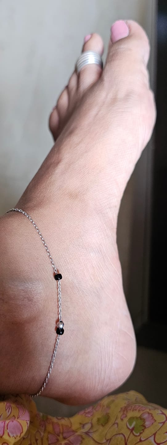 Customer photo review of Silver Minimal Black Beads Anklet