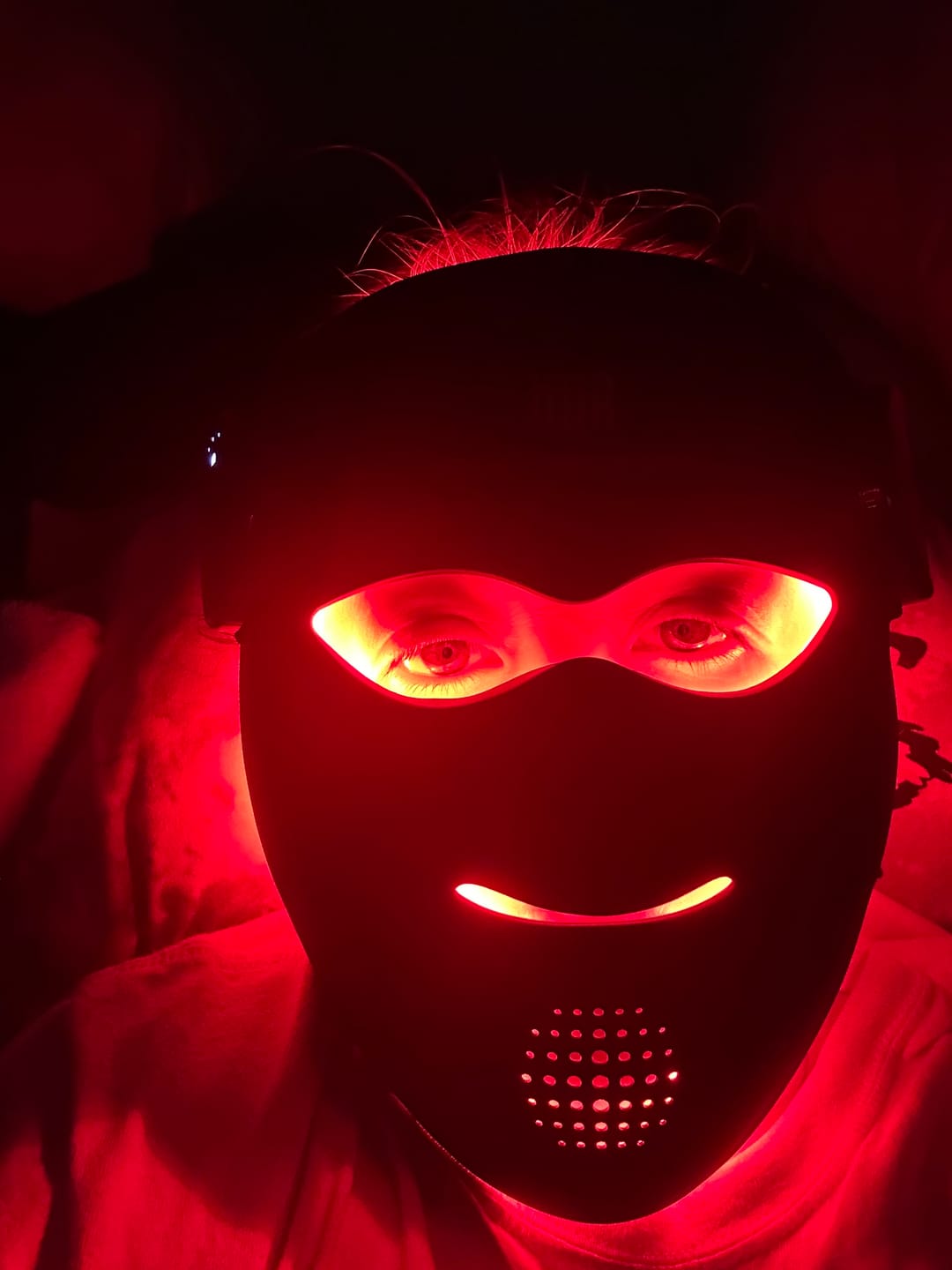 Customer photo review of INIA GLOW 4D 940nm Dual NIR Wireless LED Mask