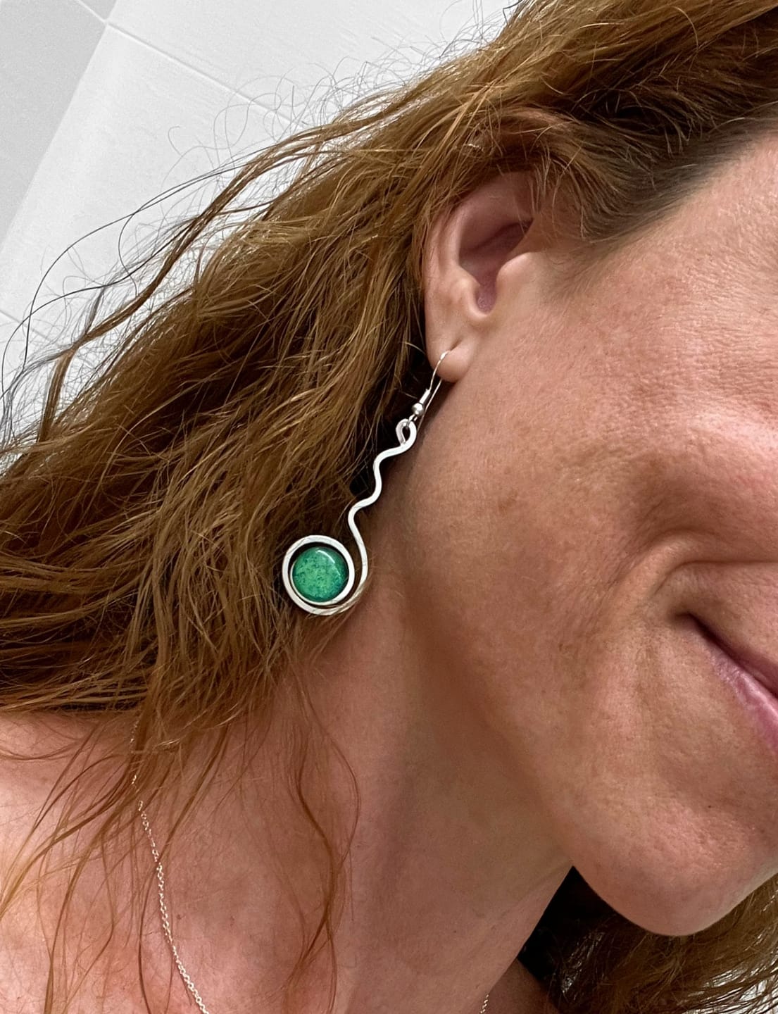 Customer photo review of Pendientes "Onda Sol Esmeralda" – Vidrio fundido y brass bañado en Plata.