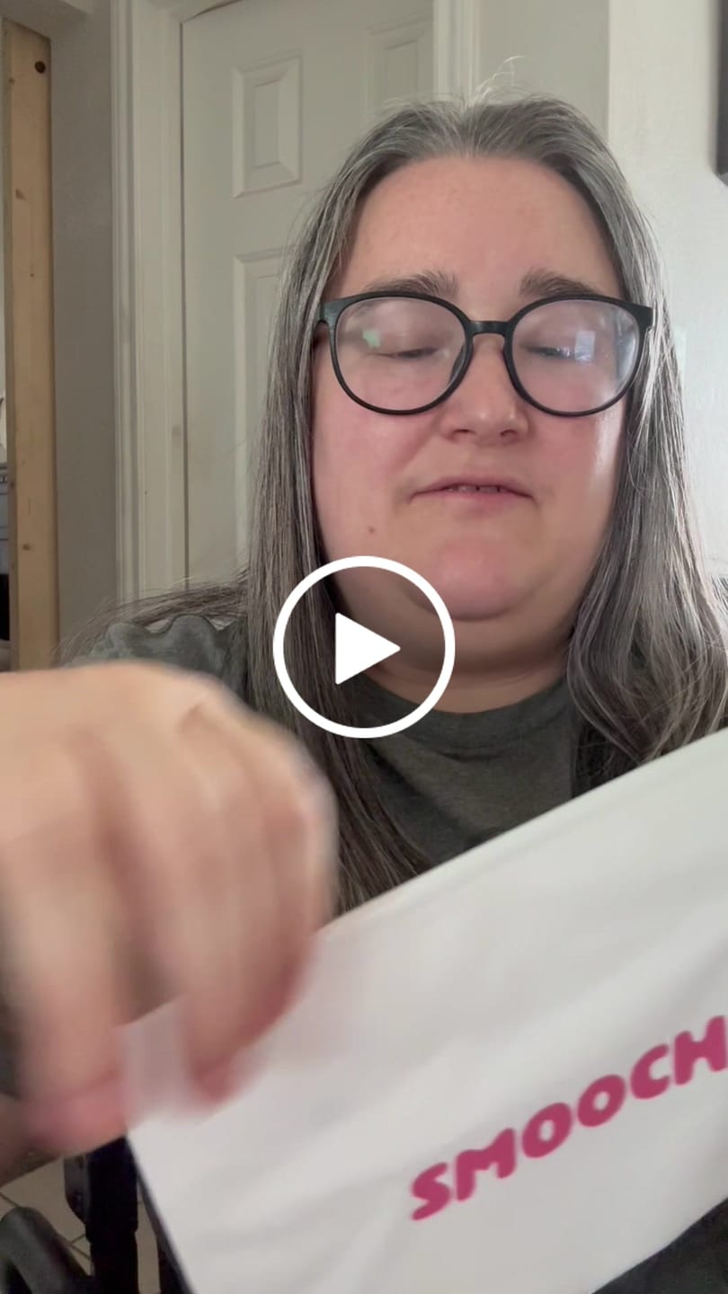 Customer video review of Peel-off Lip Stain