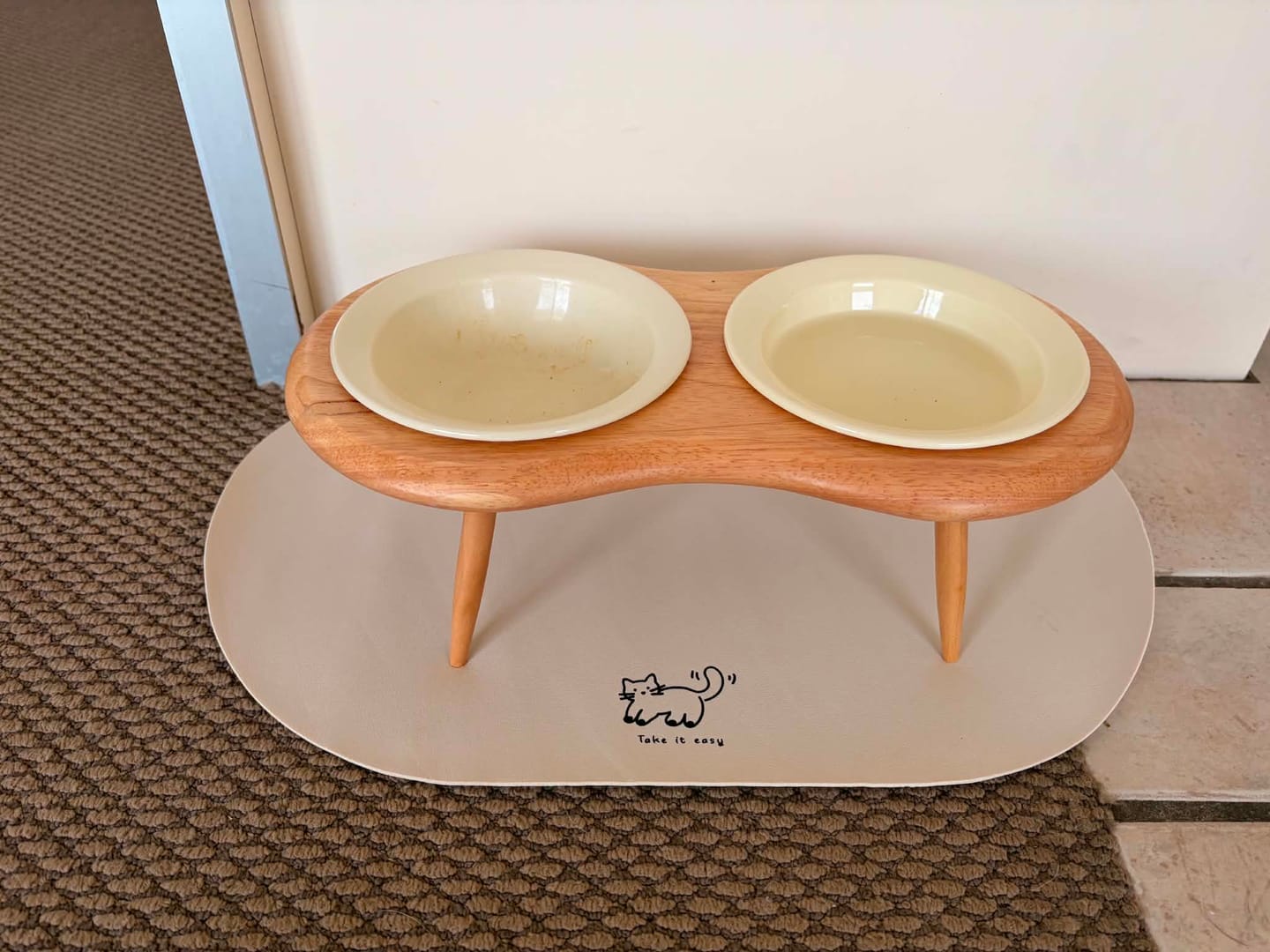 Customer photo review of UFO Styled Tilted Cat and Dog Bowl with Elevated Stand