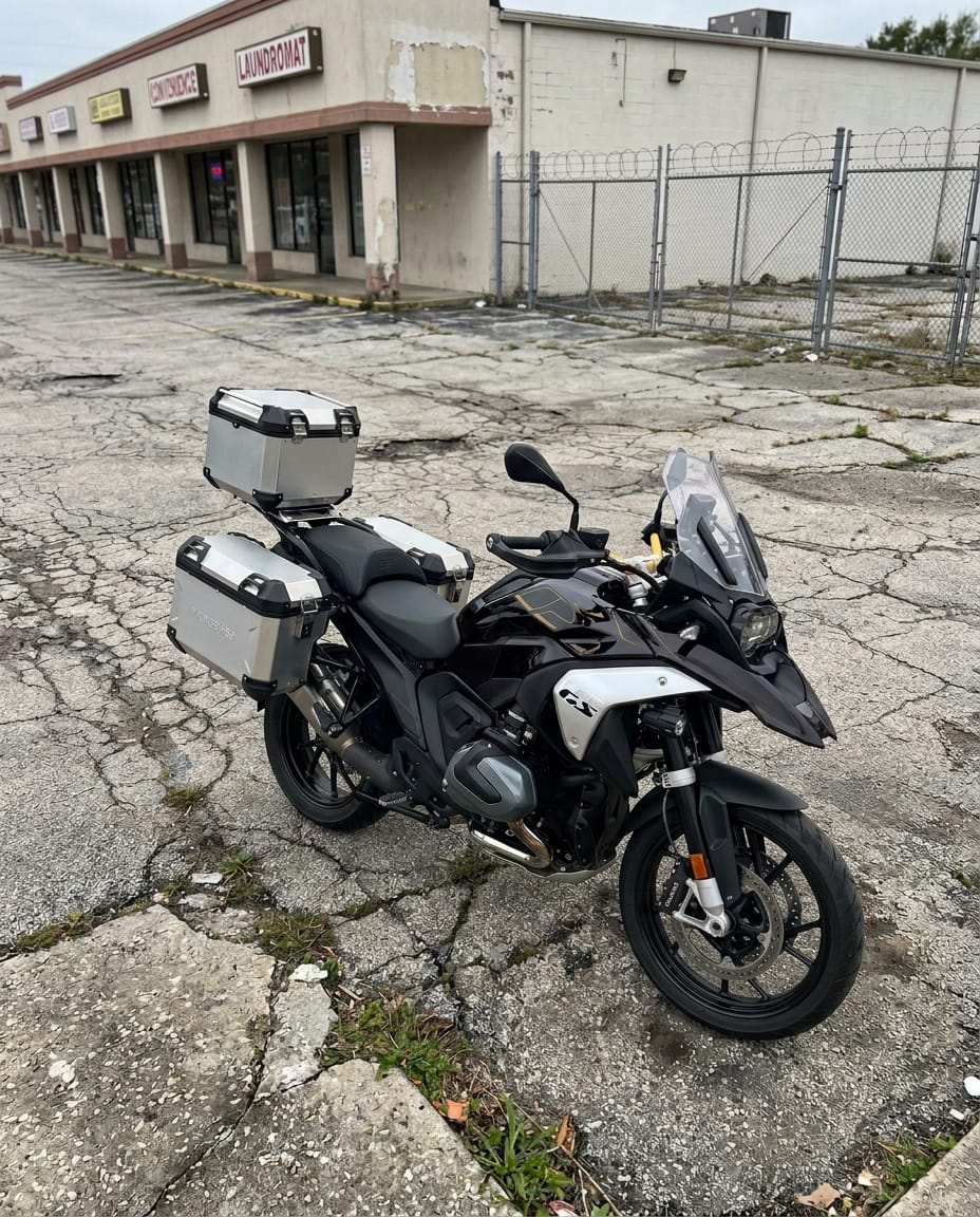 Customer photo review of 38L - Apex XL BMW R 1300 GS Aluminum Top Case Silver