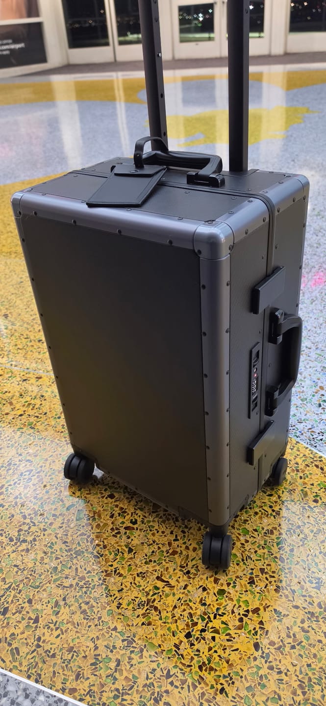Customer photo review of Carbon X 2.0 Carbon Fiber Suitcase Gunmetal