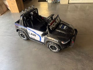 Customer photo review of Voiture de police électrique enfant Dodge Ram - Modèle ZB629-P