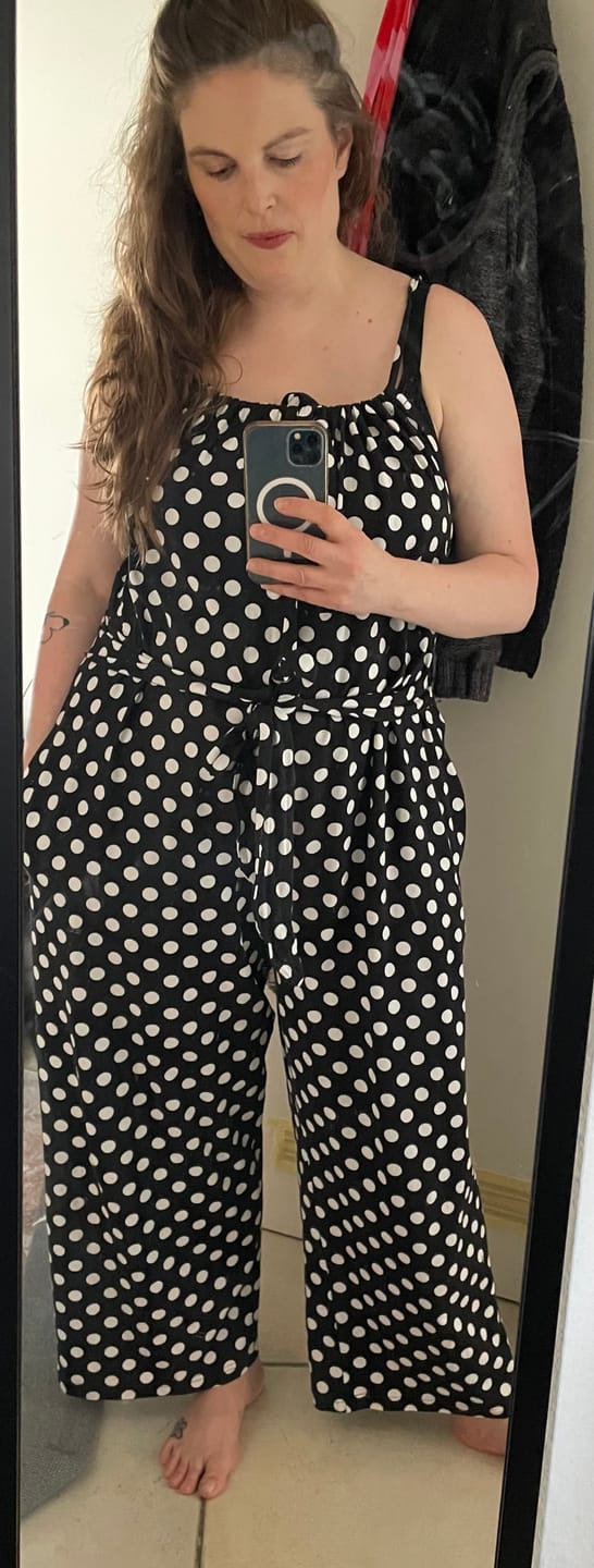 Customer photo review of Cleopatra Jumpsuit | Lockerer Jumpsuit mit verstellbaren Bändern | Dots schwarz