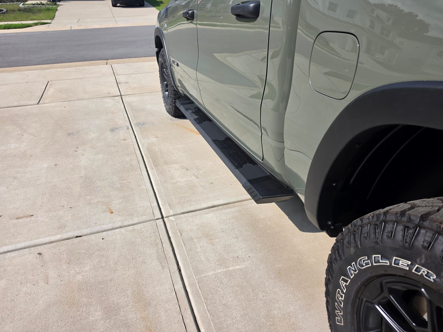 Customer photo review of Rough Country SRB01950A HD2 Aluminum Running Boards | Crew Cab | Ram 1500 (19-26)/1500 TRX (21-24)