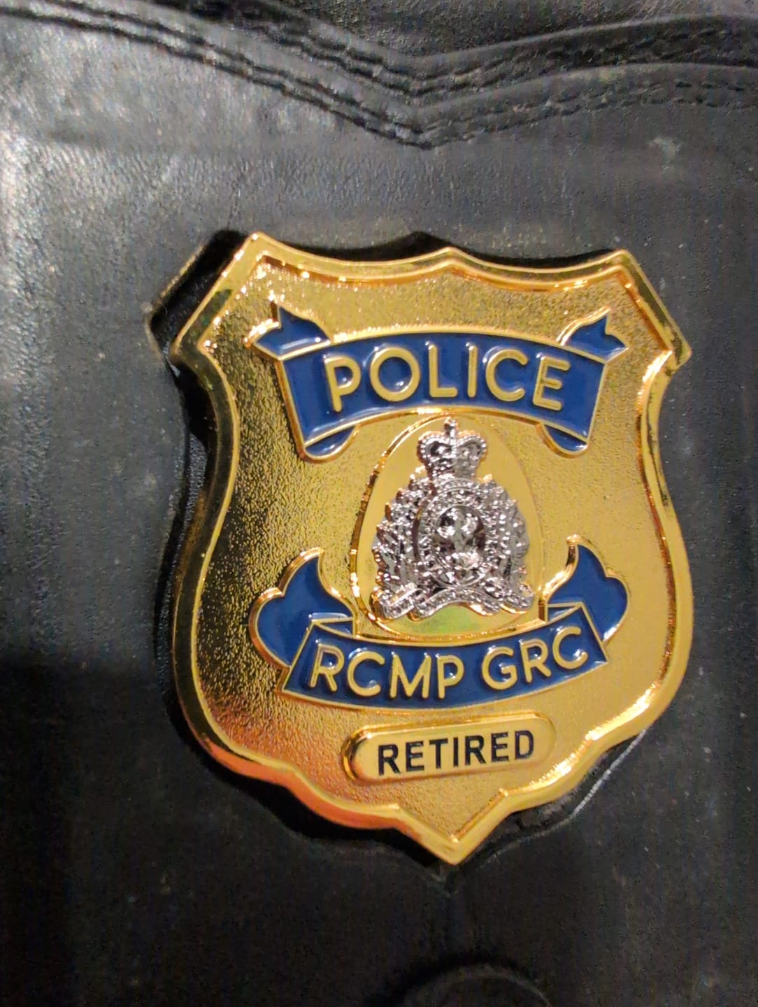 Customer photo review of CANADA POLICE RCMP GRC Customizable Number Movie props Badge
