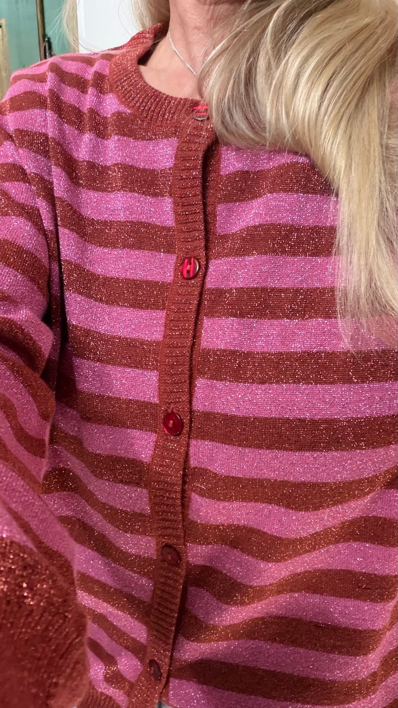 Customer photo review of Strickjacke - Danesaga Glitter Cardigan Chili/Soft Cherry