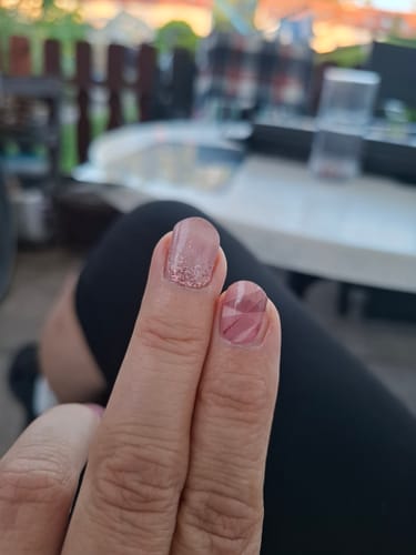 Kundenfoto der UV Gel Nail Wraps mit glitzerndem und geometrischem Design auf den Fingernägeln.