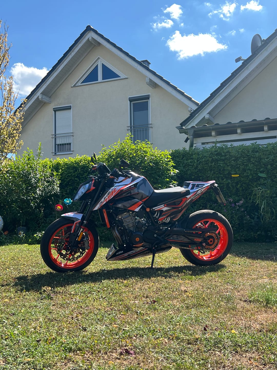 Customer photo review of KTM 790 Duke GRAPHICS - "Torque" (White/Black/Orange)