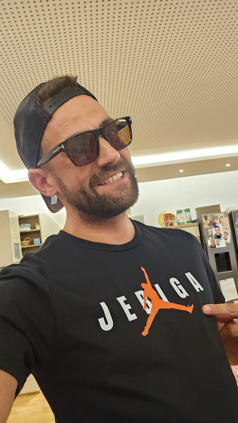 Customer photo review of Jebiga, Premium T-Shirt