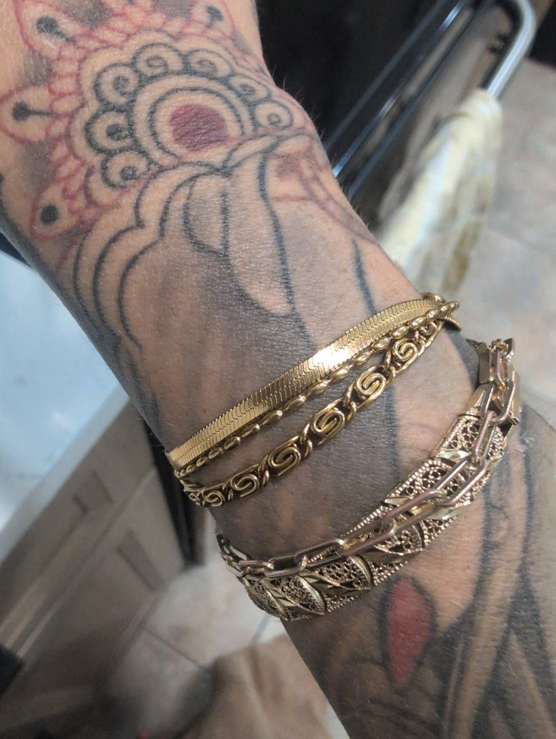 Customer photo review of Gold Swirl Link Chain Bracelet