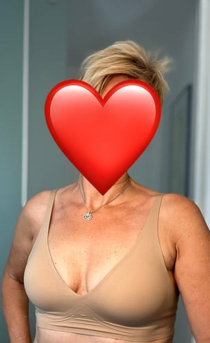 Kundin trägt den beigen Sivara Komfort-BH, der nahtlos und bügellos am Körper sitzt.