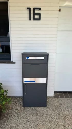 Customer photo review of Paketbox PB1 mit Briefkasten | anthrazit - RAL7016 | personalisiert mit Edelstahl-Schild