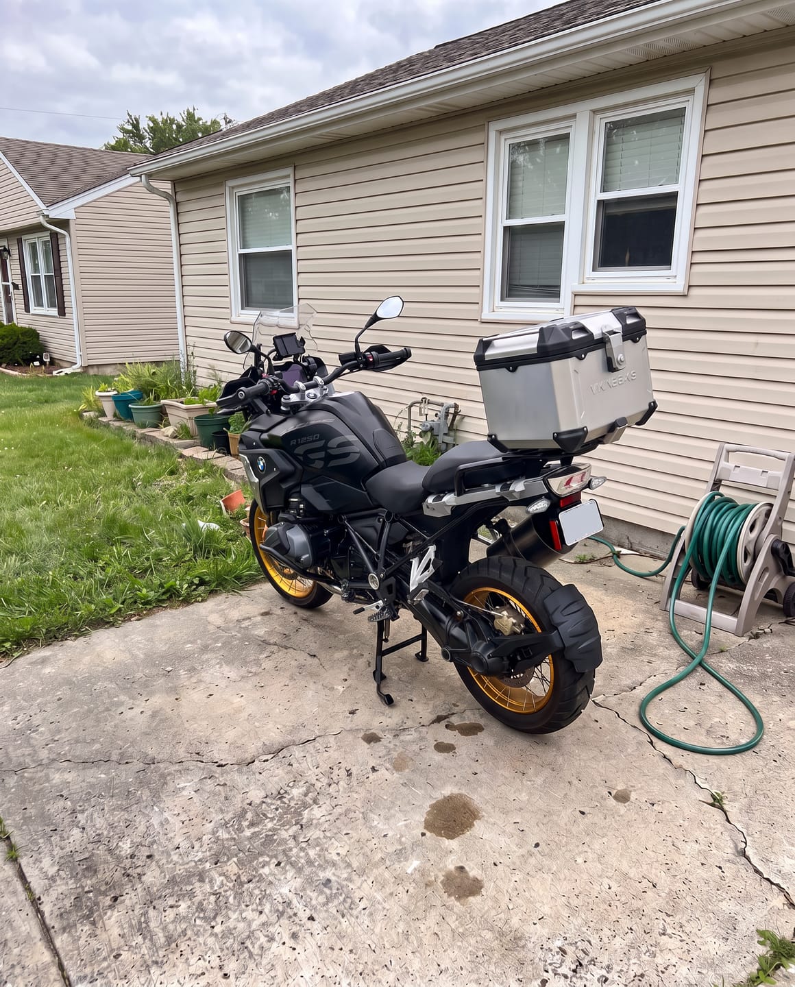 Customer photo review of 38L - Apex XL BMW R 1300 GS Aluminum Top Case Silver