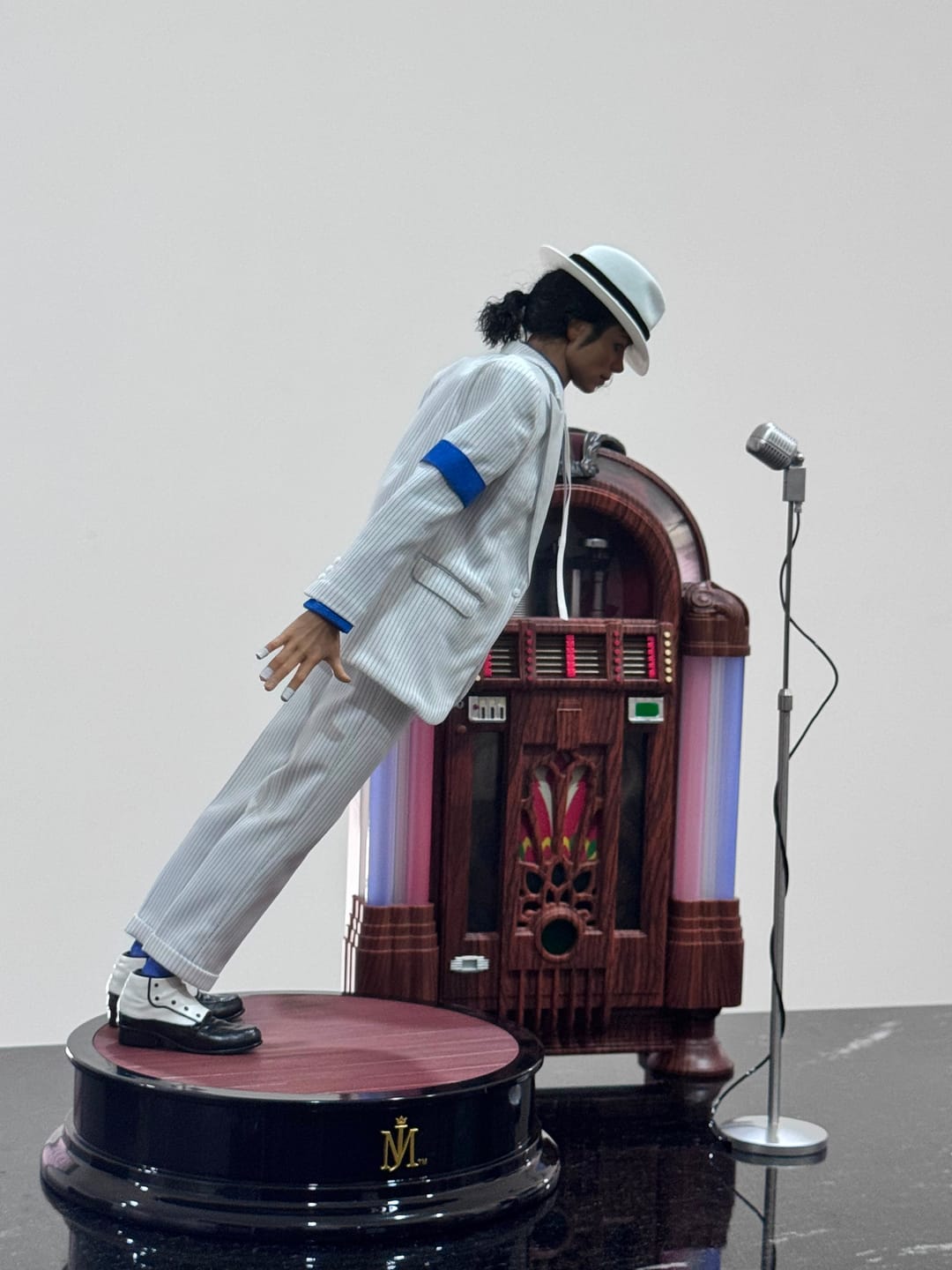 Customer photo review of MJ - Smooth Criminal 1/6 Collectible Figure