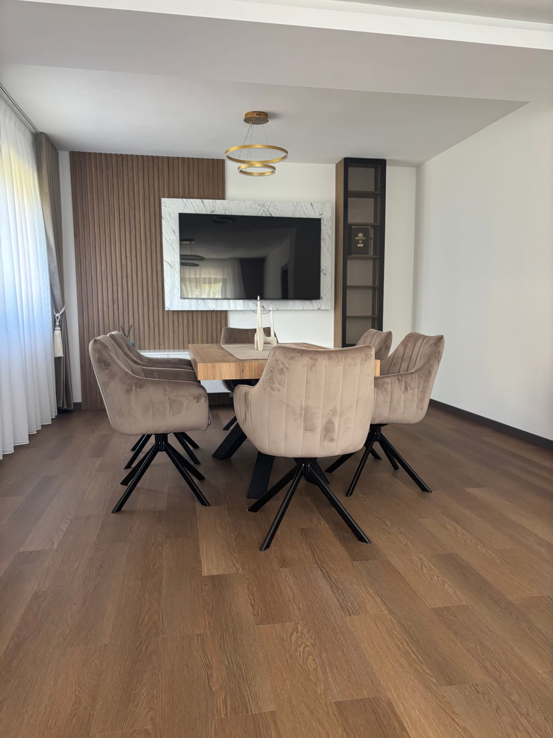 Customer photo review of Scaun living rotativ AZALIA, bej inchis/negru, stofa catifelata/metal, 61x44x86 cm