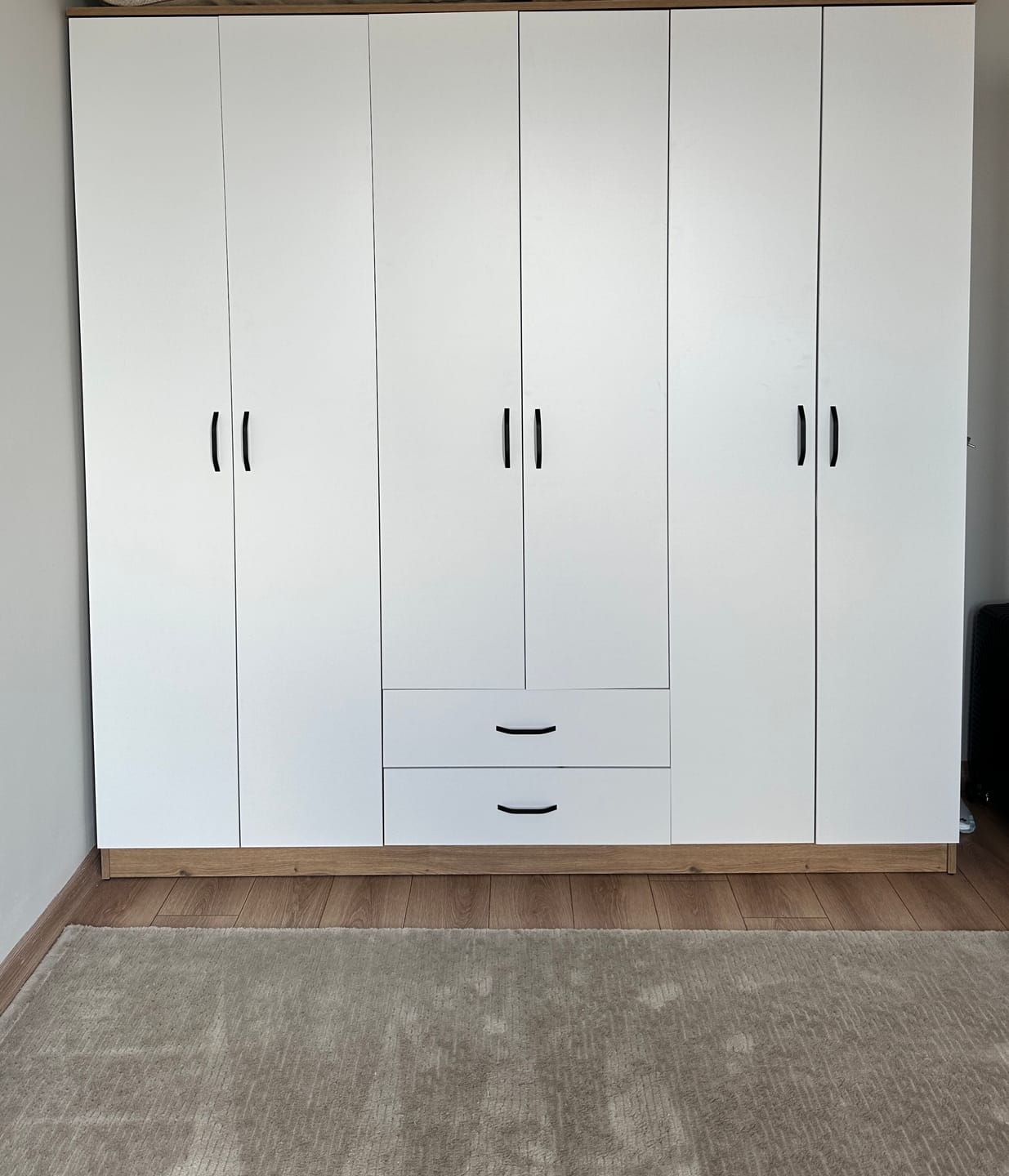 Customer photo review of Rani BA111 Geniş Gardırop Elbise Dolabı 6 Kapaklı 2 Çekmeceli 5 Raflı 3 Askılı Sepet Ceviz - Beyaz
