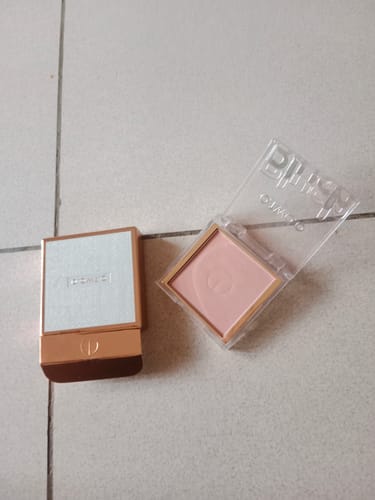 Customer photo review of O.TWO.O SILKY GLOW POWDER BLUSH