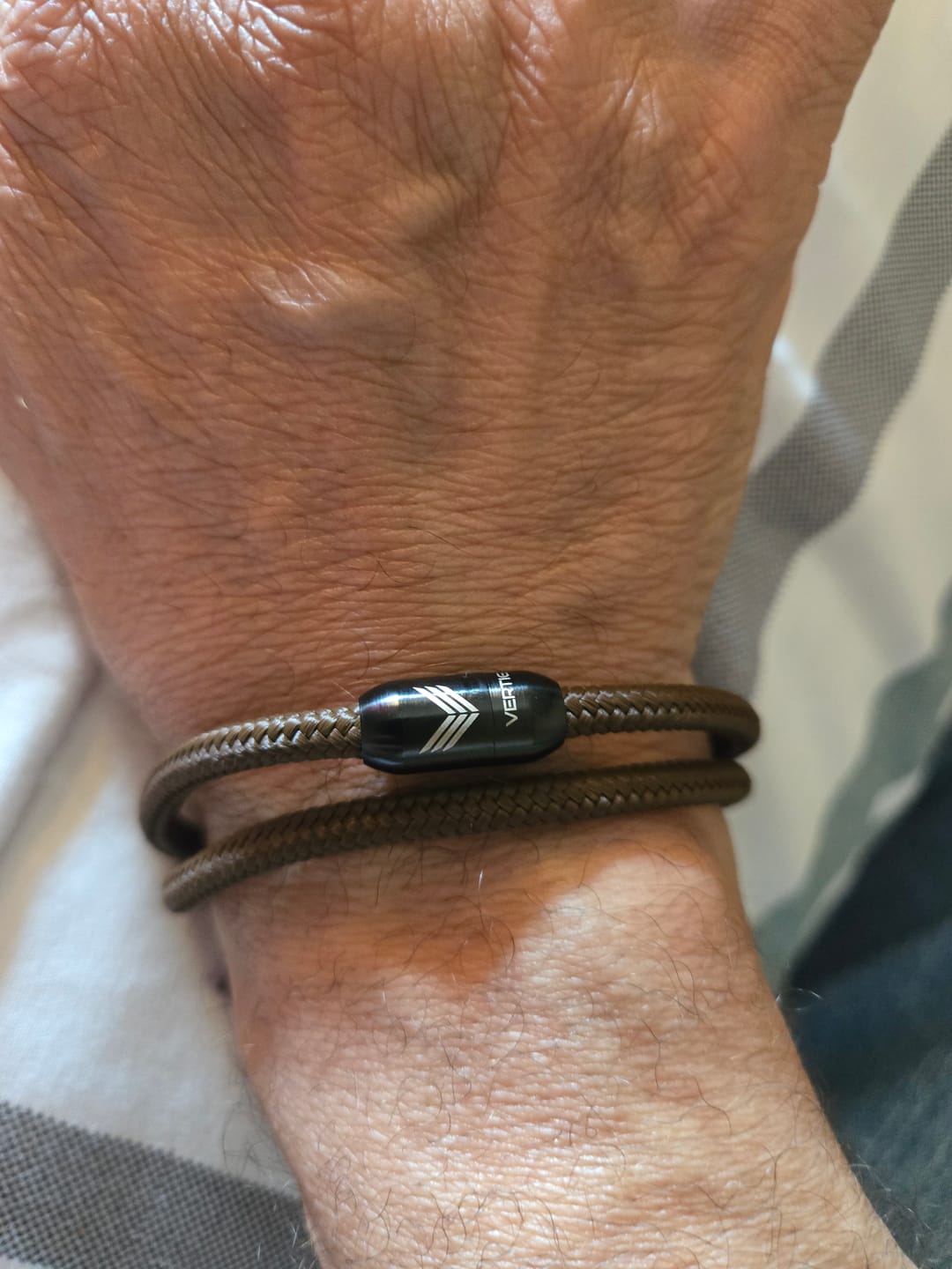 Customer photo review of Vertig Magnetic Leather Bracelet Vintage White