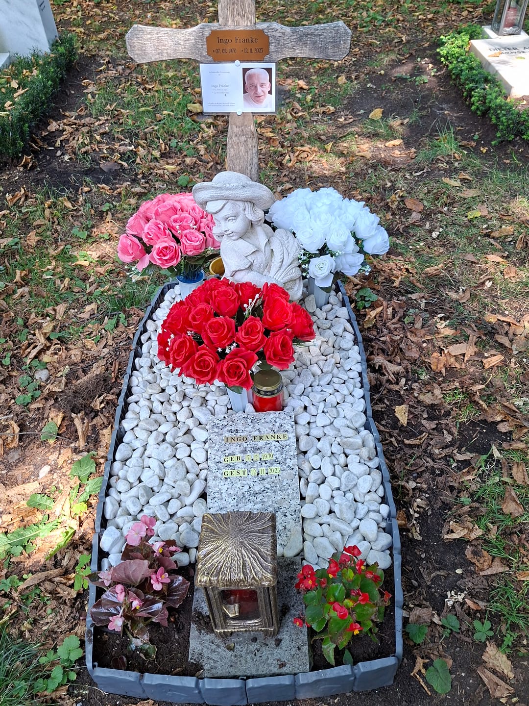 Customer photo review of Grabschmuck Rosenstrauß mit Vase | ca. 38 cm | Wetterfeste Kunstblumen | Grabgesteck für Allerheiligen & Gedenken