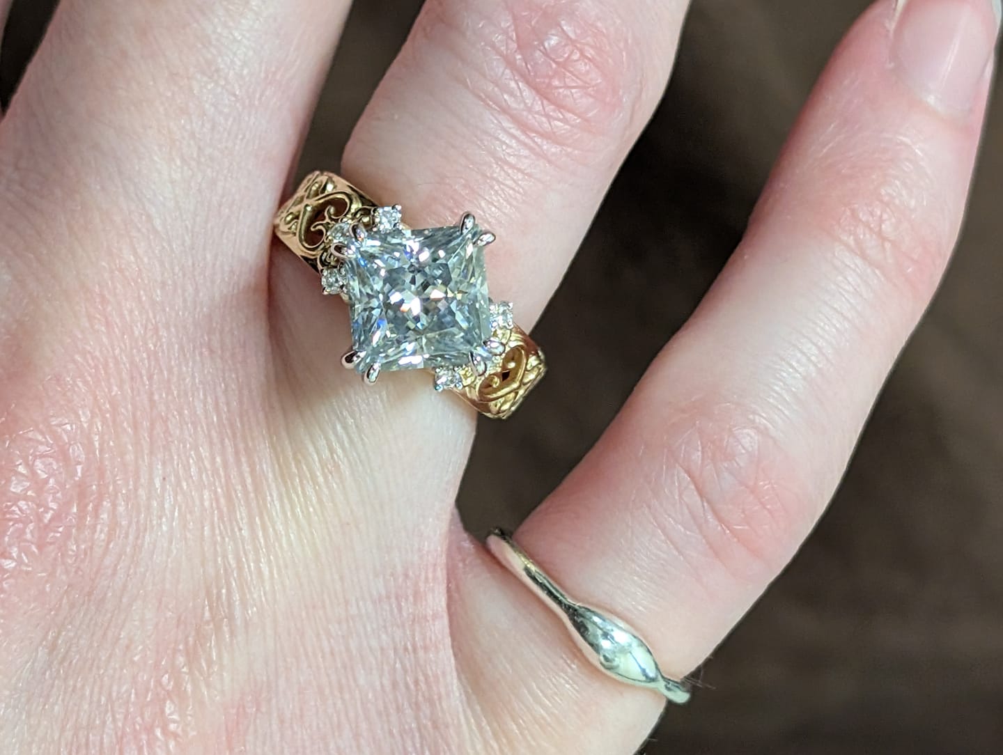 Customer photo review of Doveggs princess 3ct(8.0mm) accident color exclusive grey moissanite loose stone