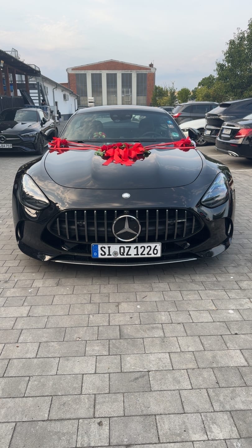 Customer photo review of Autoschmuck Hochzeit Blumendeko Motorhaube - AMADA