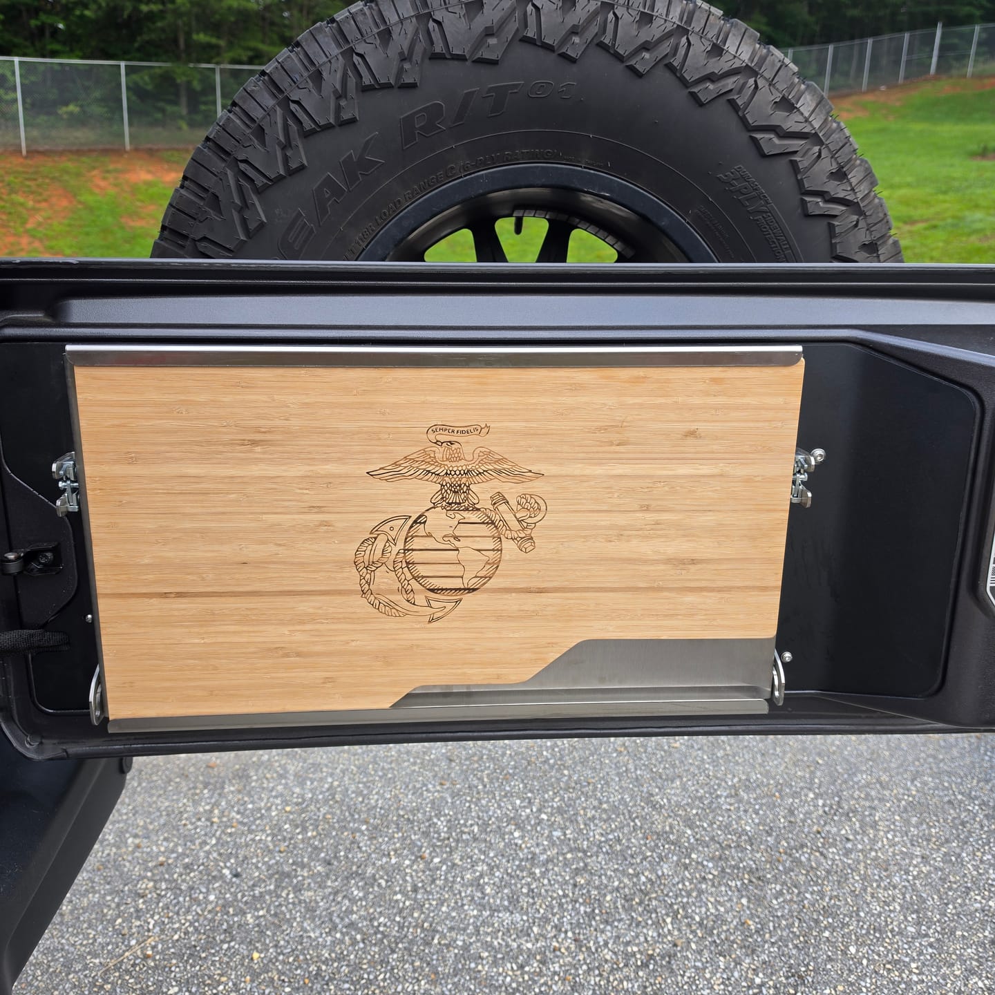 Customer photo review of Jeep Wrangler 2018-Present JL / JLU - Goose Gear Tailgate Table