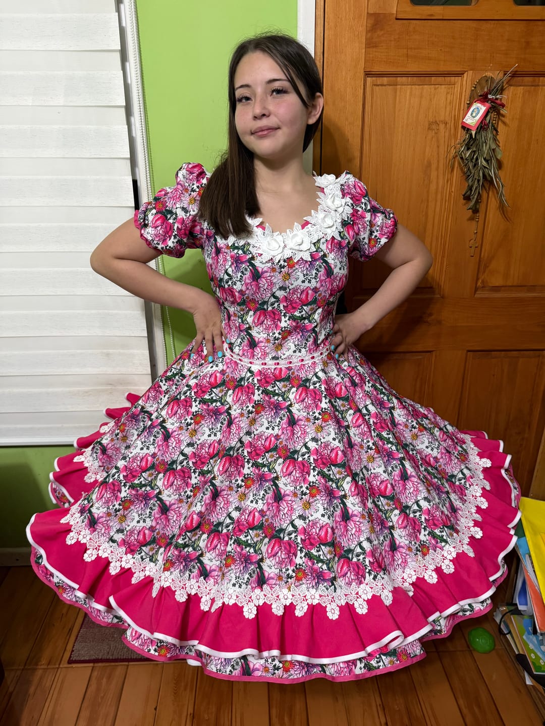 Customer photo review of Vestido de china huasa floral sarga fucsia , macrame BLANCO talla 52