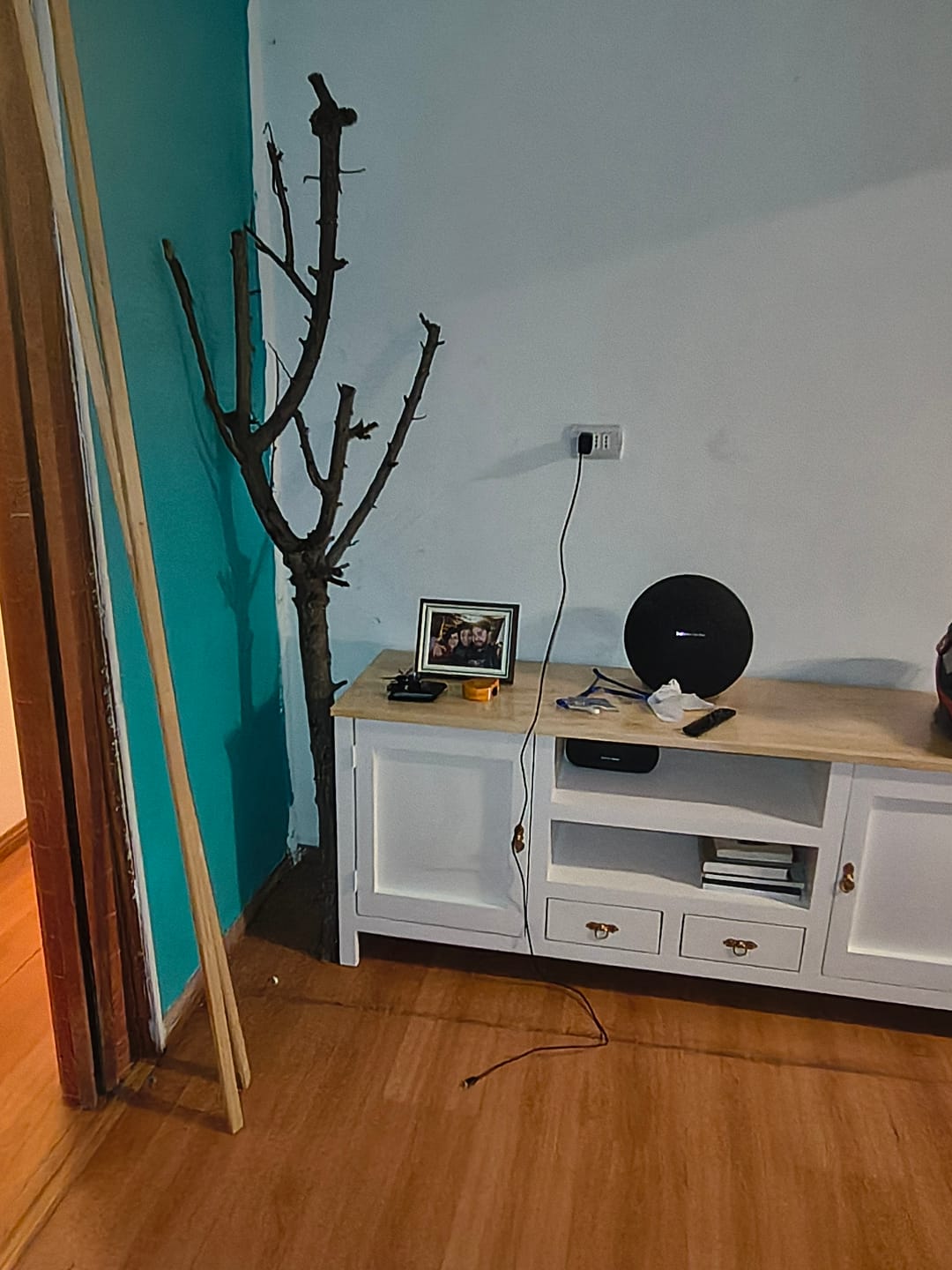 Customer photo review of Rack para TV 150 cm Blanco de Madera de Pino – Modelo Rustic Elegance | MGR Muebles