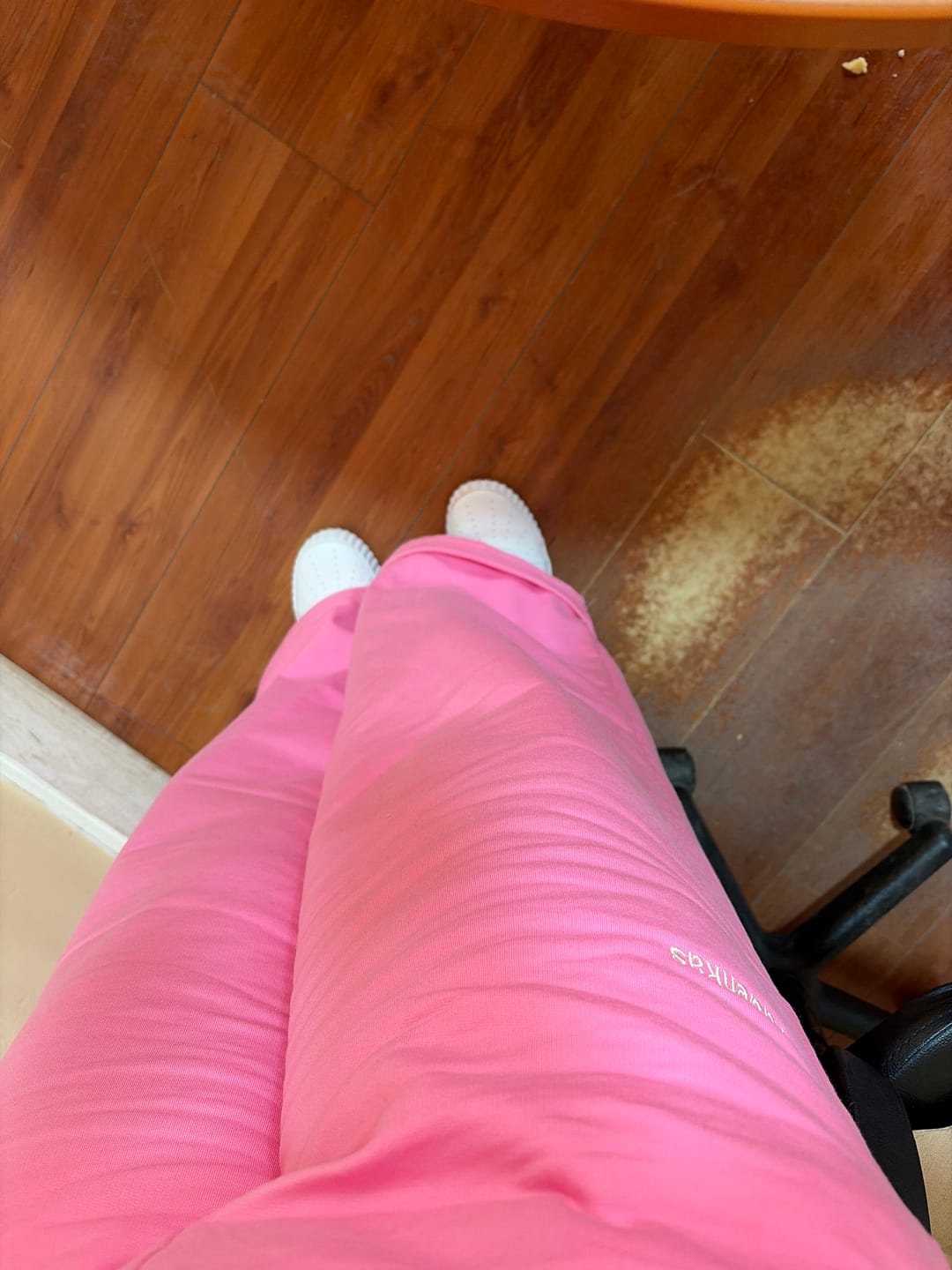 Customer photo review of PANTALÓN BUZO ROSADO - CORTE RECTO LOGO BORDADO