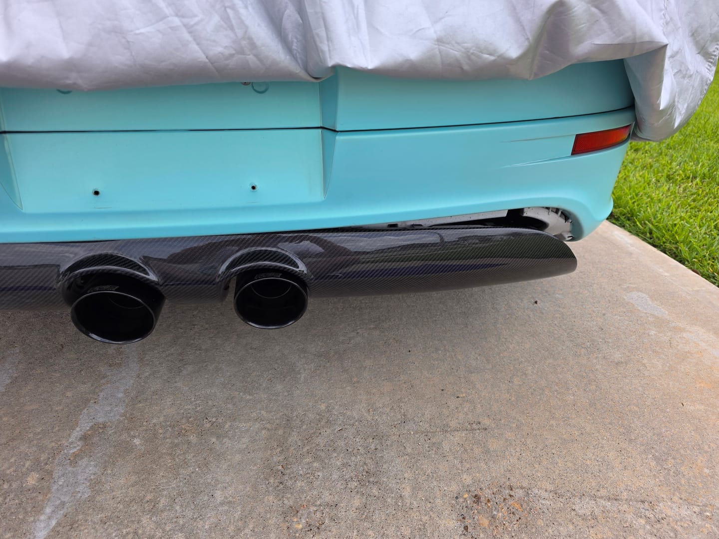 Customer photo review of Volkswagen Carbon Fiber Rear Diffuser for Golf MK5 R32