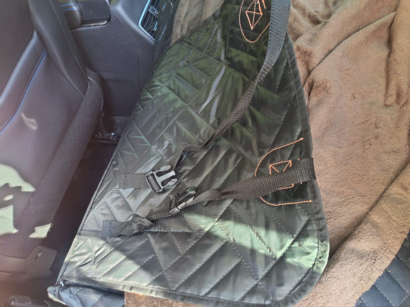 Customer photo review of Housse de voiture pour chien - K9 GuardShield : protection intégrale