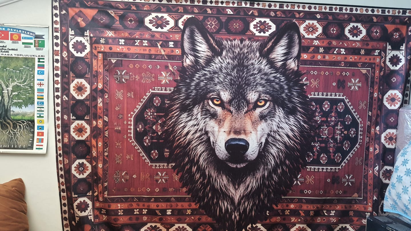 Customer photo review of Bozkurtun Bakışı – Türk Motifli Duvar Örtüsü / Halı Desenli Dekoratif Duvar Halısı