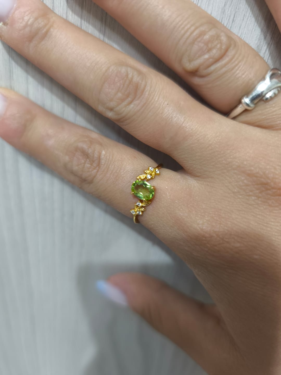 Customer photo review of Vento di Smeraldo – Anello dorato con agata verde e motivo fogliare