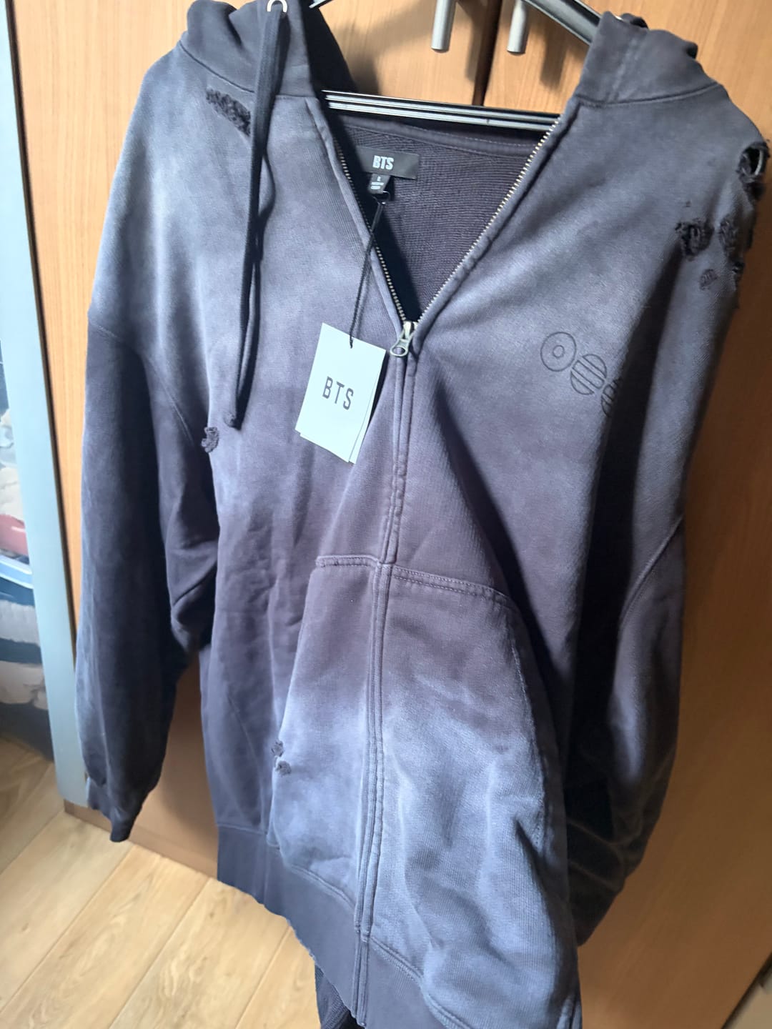 Customer photo review of BTS Pop-Up: ARIRANG World Tour- Zip-Up Hoodie (CHARCOAL)
