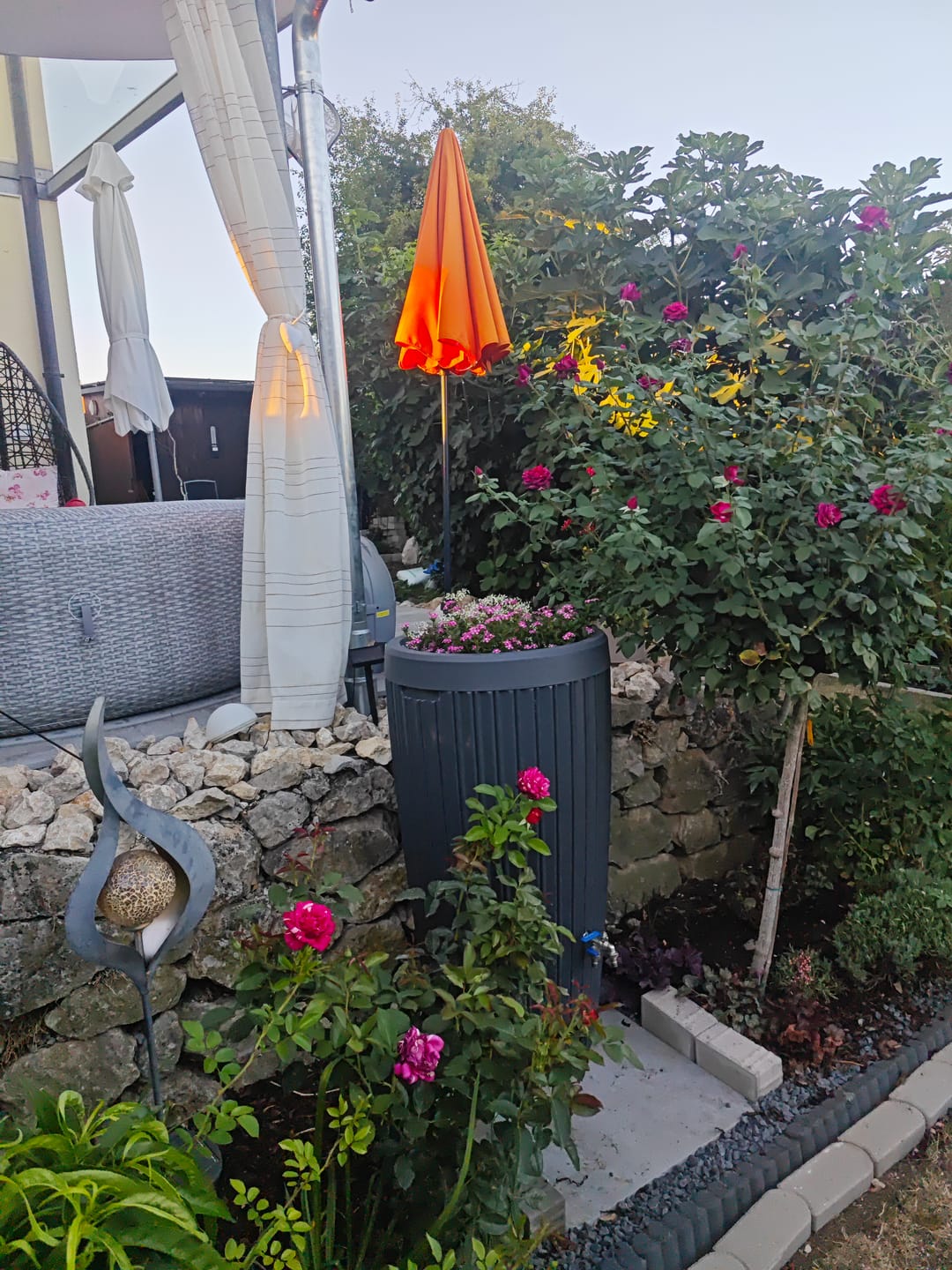 Customer photo review of Regentonne 240 Liter [RainCatcher] – mit Messing Wasserhahn & Deckel