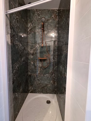 Customer photo review of Panneau Mural Salle De Bain PVC Marbre Arizona Vert - 260 x 120 CM