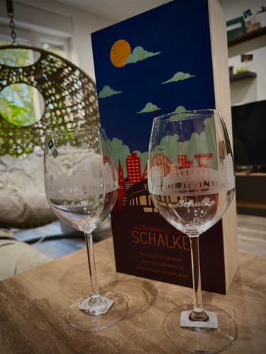 Customer's Leonardo Weingläser glasses with skyline engraving in front of the printed Schalke wooden box.