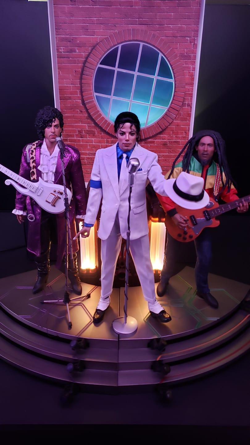 Customer photo review of MJ - Smooth Criminal 1/6 Collectible Figure
