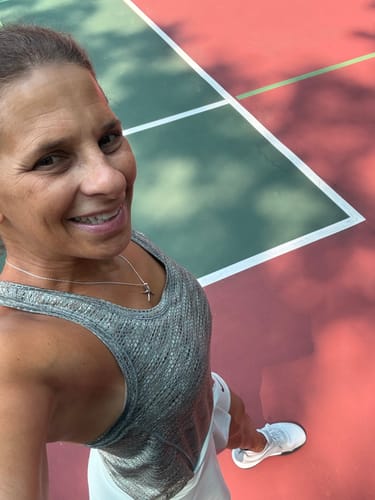 Reviewer's CUURT Muuv court shoes while taking a selfie on a court.